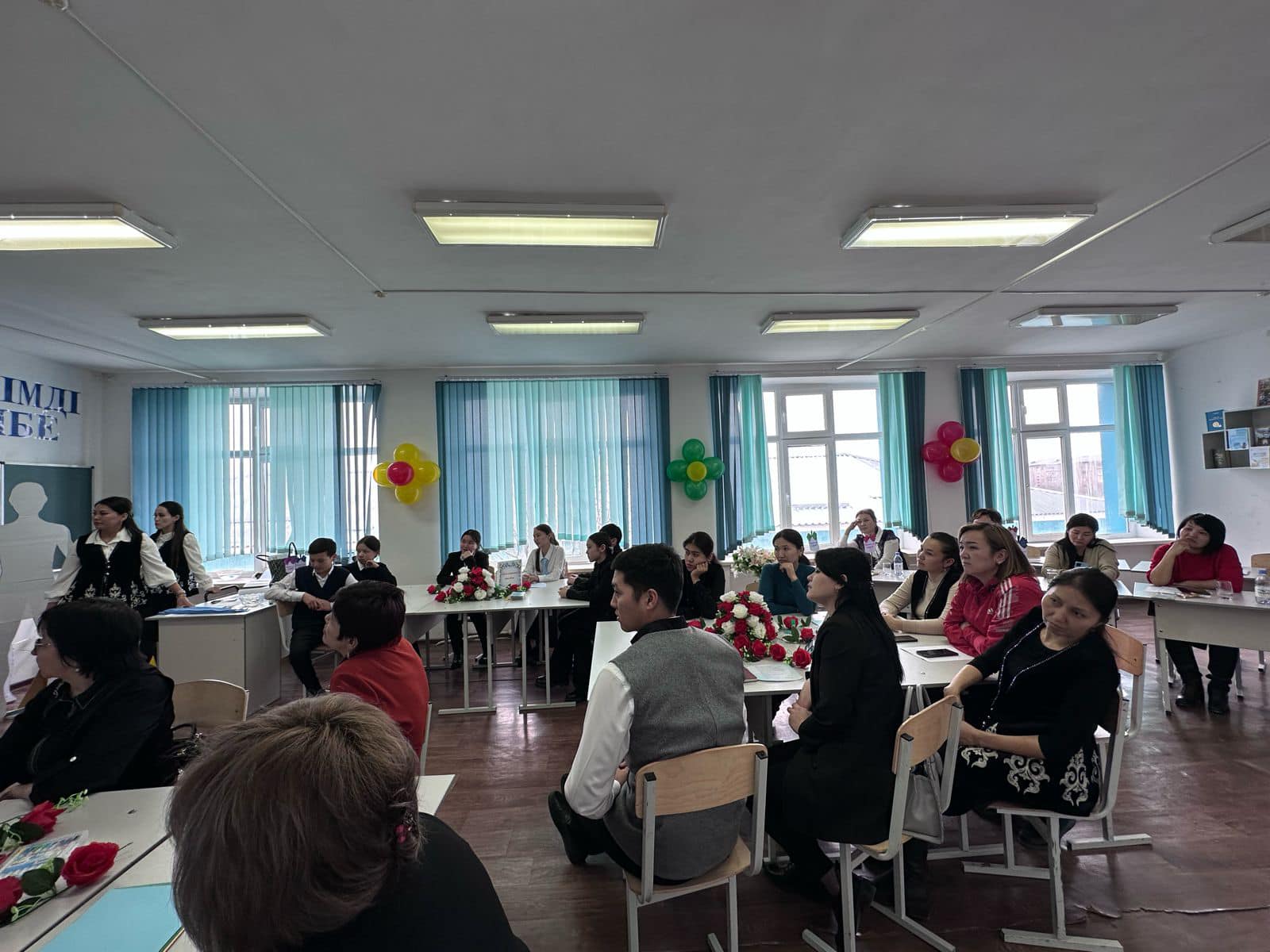 "Ата-аналар мен оқушылар арасында құқық бұзушылық пен қылмыстың алдын алуда,құқықтық сананы қалыптастыру" тақырыбында 8-сынып оқушыларына,ата- аналармен сынып жетекшілермен коучинг